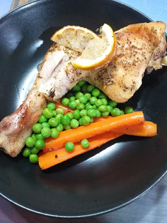 Una foto de Muslo y entre muslo al horno con zanahorias