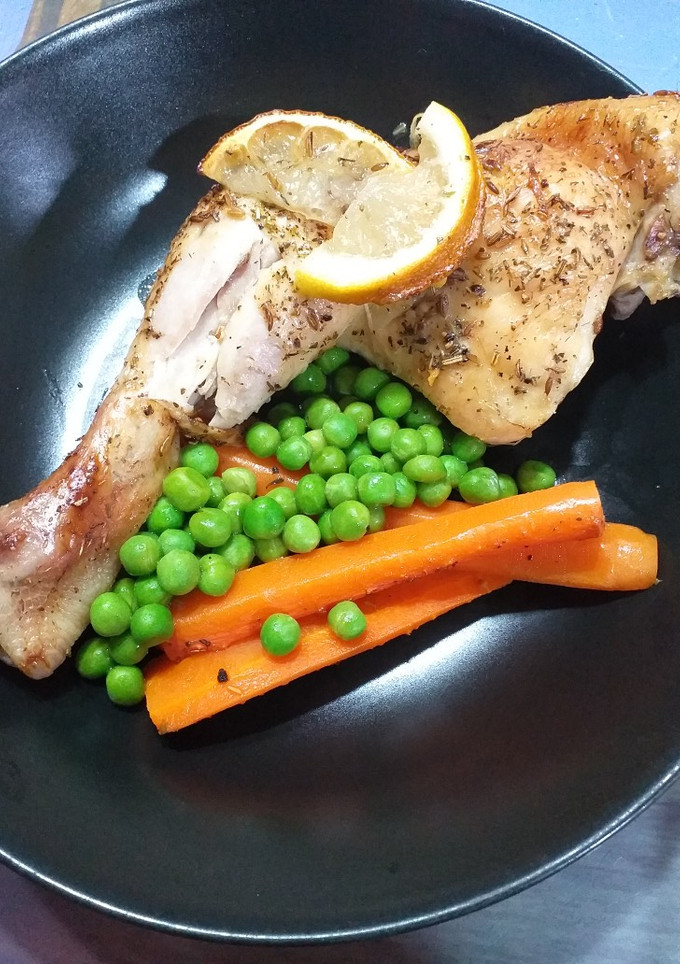 Una foto de Muslo y entre muslo al horno con zanahorias