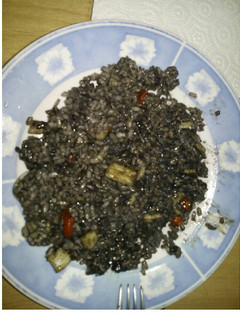 Una foto de Arroz negro con alioli