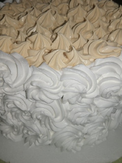 Una foto de Torta de vainilla y mousse de dulce de leche