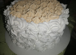 Una foto de Torta de vainilla y mousse de dulce de leche