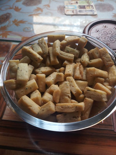 मेथी खस्ता मठरी(मेथी khasta mathari recipe in Hindi) रेसिपी मुख्य फोटो