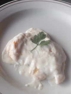 Una foto de Milanesa de pollo en salsa bechamel 3M