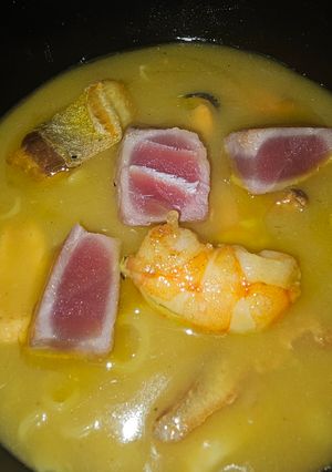 Una foto de Bisque de Langostinos, Chirlas, Mejillones, Dorada y Atún Rojo