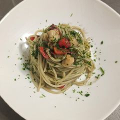 A picture of Spaghetti with scallops and squid ink.