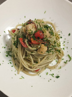 A picture of Spaghetti with scallops and squid ink.