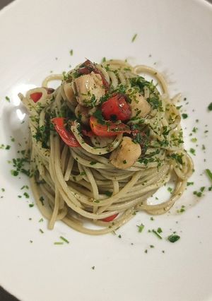 A picture of Spaghetti with scallops and squid ink.