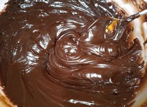 Una foto de Pasta de chocolate y manjar para rellenar y cubrir tortas