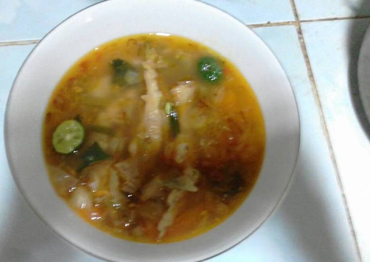 Sop ceker ayam bumbu ongseng