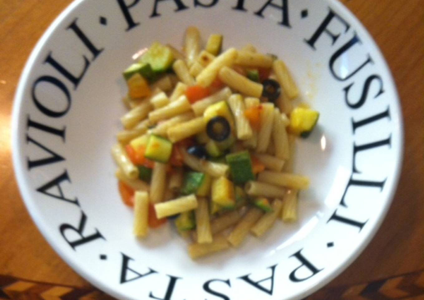 Tortiglioni con calabacitas y aceitunas