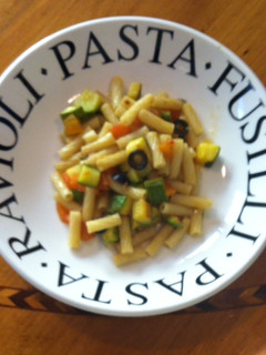Una foto de Tortiglioni con calabacitas y aceitunas