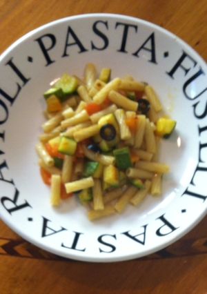 Una foto de Tortiglioni con calabacitas y aceitunas
