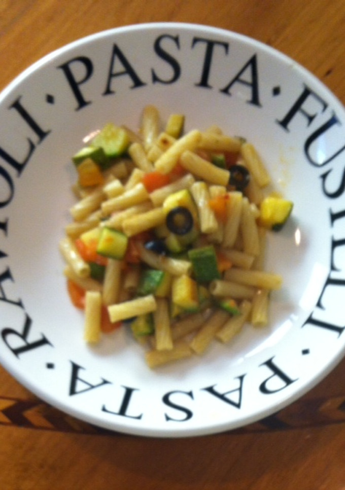 Una foto de Tortiglioni con calabacitas y aceitunas