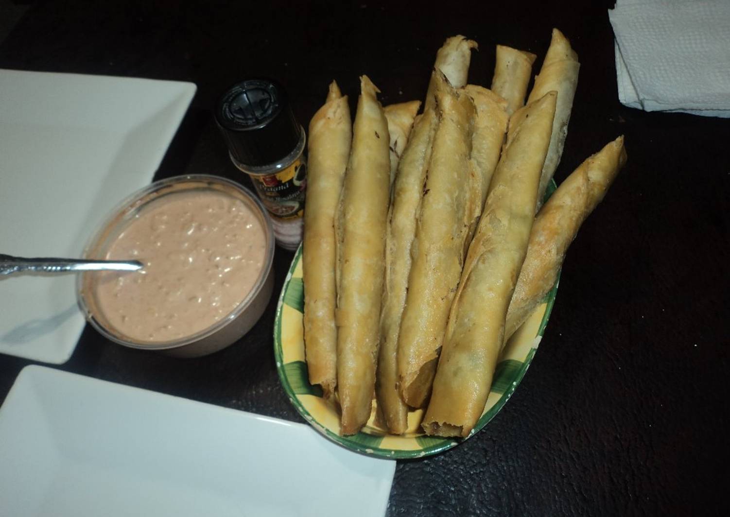 Flautas de tortilla de harina con frijoles, chorizo y epazote, con