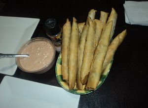 Una foto de Flautas de tortilla de harina con frijoles, chorizo y epazote, con mayonesa de chipotle el Geras