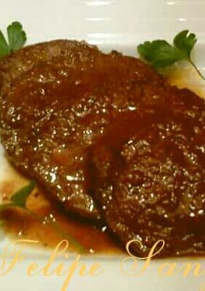 Foto principal de Redondo de ternera relleno con pasas y piñones en salsa