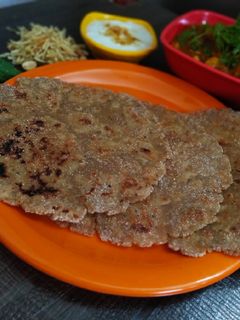 ફરાળી પરાઠા (Farali Paratha Recipe in Gujarati) રેસીપી મુખ્ય ફોટો