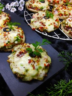 बाजरा मिनी वेज पिज़्ज़ा (Bajra mini veg pizza recipe in hindi) रेसिपी मुख्य फोटो