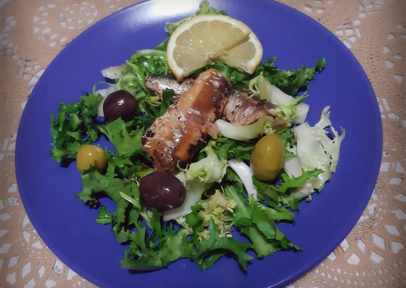 Recipe of Homemade Salade de laitue frisée sardines a l'huile et olives 🍴