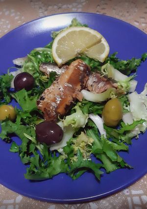 Une photo de Salade de laitue frisée sardines a l'huile et olives 🍴