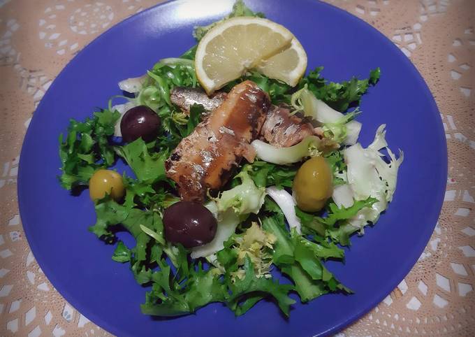 Recette Délicieuse Salade de laitue frisée sardines a l'huile et olives
🍴