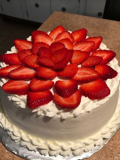 Una foto de Torta de frutilla con crema pastelera y crema de leche