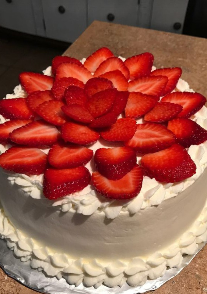 Una foto de Torta de frutilla con crema pastelera y crema de leche