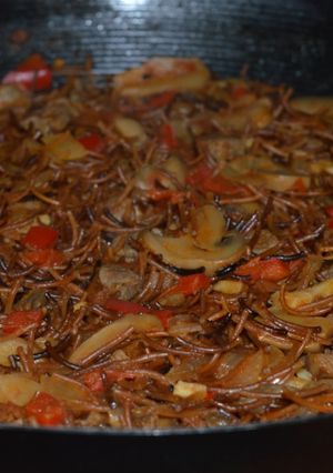 Una foto de Fideuá valenciana