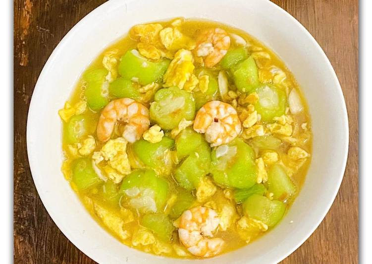 Langkah Mudah untuk Menyiapkan Sup oyong udang yang Lezat Sekali