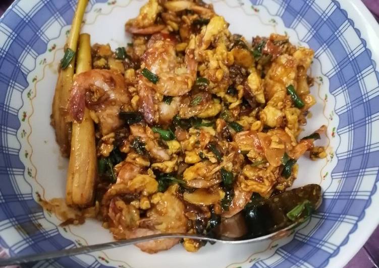 Bagaimana Menyiapkan Shrimp masak telur sos cili lada hitam yang Bikin Ngiler