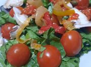 Una foto de tomates cherry y champiñones