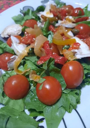 Una foto de Cherry con hongos y radicheta