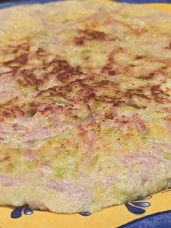 Una foto de Tortilla de calabacín y jamón de pavo