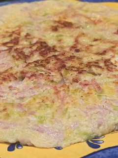 Una foto de Tortilla de calabacín y jamón de pavo
