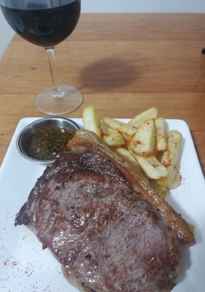 Una foto de Bife de chorizo, chimichurri casero y papas fritas