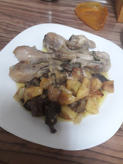 Una foto de Pollo con rovellones y salsa de trufa