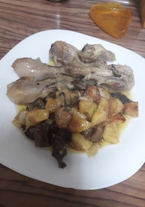 Una foto de Pollo con rovellones y salsa de trufa
