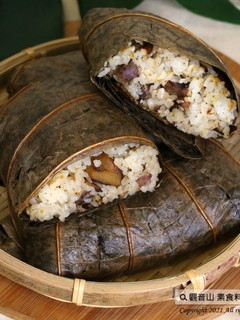 Vegan 電鍋料理🌿素荷葉蒸飯(全素)｜觀音山薈供品捐贈｜愛心公益廣結善緣 的食譜成品照片