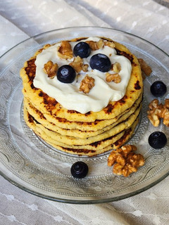 Una foto de 🥞🫐Hotcakes de harina de coco, coco rallado y arándanos 🫐🥞Sin azúcar ni edulcorantes