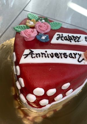 A picture of Eggless chocolate cake with Fondant.