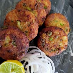 A picture of Aloo Tikki.
