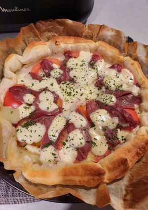 Une photo de Tarte tomate/magret de canard/mozarella