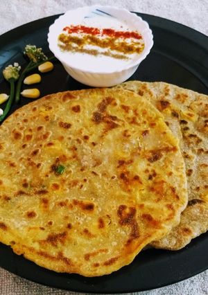 A picture of Potato corn paratha.