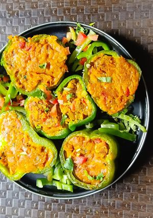 भरलेली ढोबळी मिरची (bharleli dhobli mirchi recipe in marathi) रेसिपी चे मुख्य फोटो 