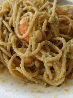Una foto de Espaguetis integrales con pesto de aguacate y langostinos