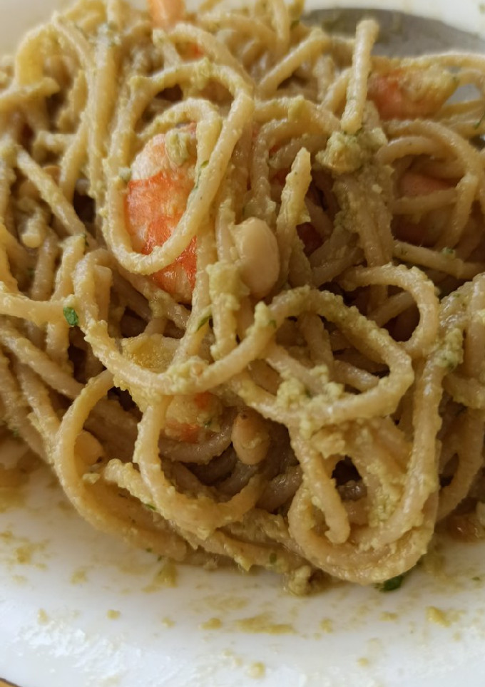 Una foto de Espaguetis integrales con pesto de aguacate y langostinos