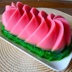 A picture of Puding Lapis Tape Singkong Rose dan Lumut Pandan.