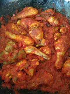 Una foto de Conejo y pollo con tomate a leña