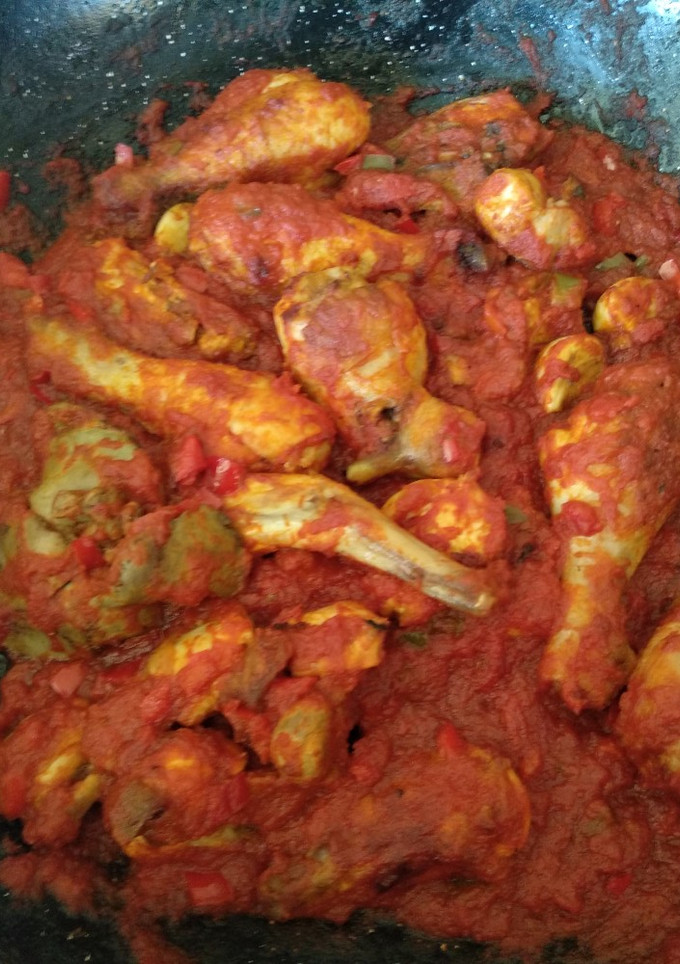 Una foto de Conejo y pollo con tomate a leña
