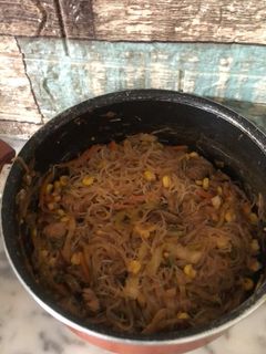 صورة لوصفة نودلز الارز الصيني بالخضار والدجاج 🥡